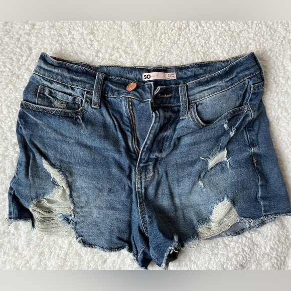 Distressed Cut off denim shorts / California closet staple! - Picture 1 of 3